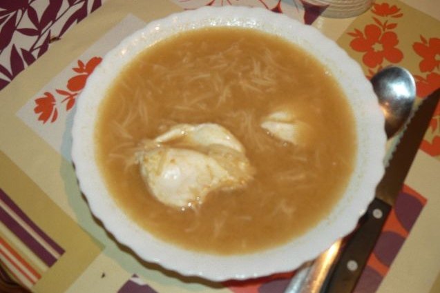 sopa de cebollas con huevo